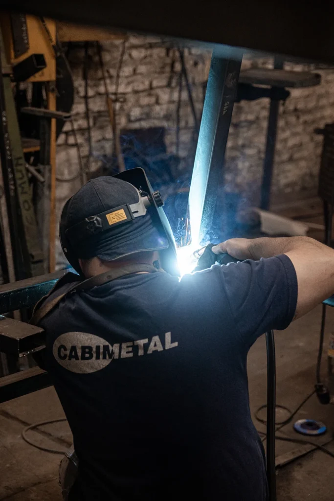 Soldadura y estructuras en la planta de Cabimetal en Rosario